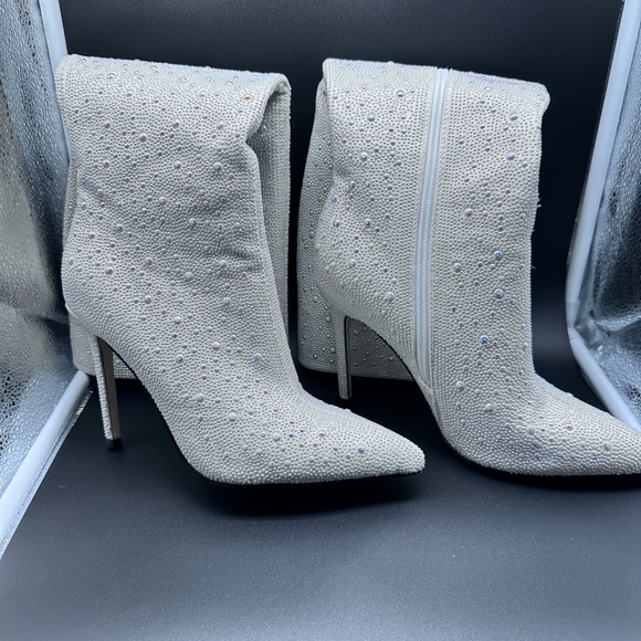 Unbranded light cream/white boots with pearls and iridescence Size 8.5 4” Heel - Picture 5 of 9